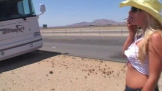 Audrey Hollander y Heather Gables chupan pollas y reciben una fuerte penetración anal en una orgía salvaje