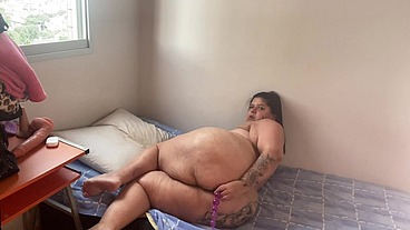 Foi arrumar o quarto e abriu a janela de propósito e gozou com as bolinhas no CU - Mary Jhuana