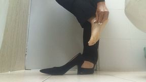 I must have scratched my feet for a long time when I was in my office (7)