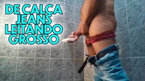 De Cal&ccedil_a Arriada Esporrando Delicioso Muito Leite
