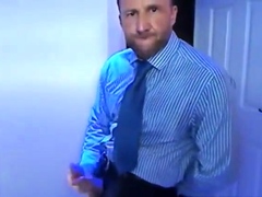 Empresario batendo punheta