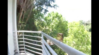 Ogromne cycki Mii Bangg podskakują, gdy jest ru*chana w dupę przez ogromnego czarnego kutasa w gorącym trójkącie