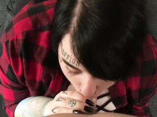 Emo Floozy Loves That Sloppy Toppy