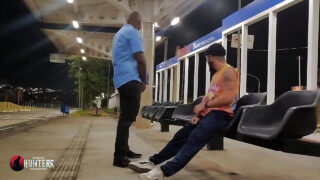 Üniformalı siyah erkekler amatör bir sakso çekip ardından açık alanda prezervatifsiz sikişiyorlar