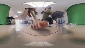 VR360 XINGGAN LILI's huge feet humiliate the dwarfs C4sgiantess26