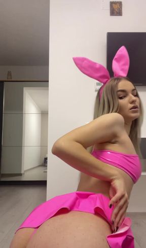 Cute teen babe takes on anal fun in homemade video