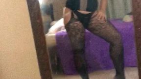 bombeiro encontra travesti se exibindo no espelho fica com tesao e fode a cavala gostosa gozando dentro