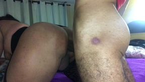 bombeiro encontra travesti se exibindo no espelho fica com tesao e fode a cavala gostosa gozando dentro