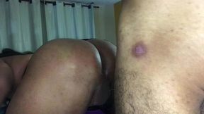 bombeiro encontra travesti se exibindo no espelho fica com tesao e fode a cavala gostosa gozando dentro