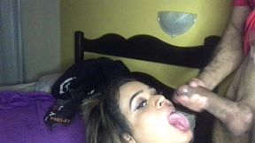 bombeiro encontra travesti se exibindo no espelho fica com tesao e fode a cavala gostosa gozando dentro