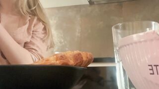 Wet & Wild Morning Blowjob - Wife Serves Up A Sloppy Facial