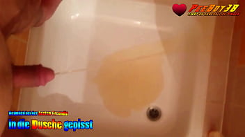 Andy weiht (pinkelt) heimlich die Dusche seiner besten Freundin ein