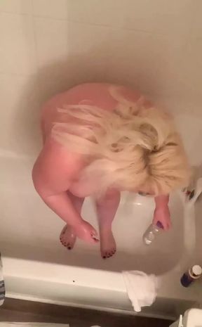 Showers and Oils up for My Cum Session.