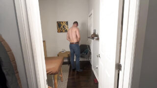 Amadores europeus gays com pênis enormes recebem sexo oral profundo e masturbação antes de serem penetrados analmente.