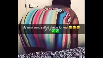 Boyfriend sings while thot twerks