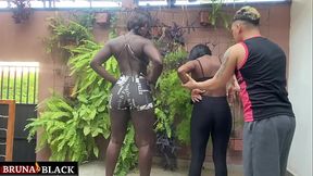 Negras taradas seduzir personal trainer particular que n&atilde_o resiste e fode as duas safada no pelo.