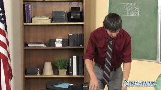 Fetiche hardcore em uma escola: as amadoras tatuadas Andy Kay, Atlanta Gray e Atlanta Grey acariciam pênis enormes, fazem sexo oral e masturbação antes de uma foda anal.