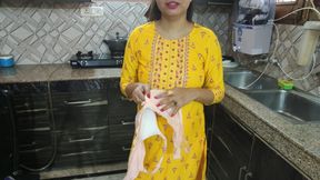 Desi Bhabhi kitchen me khana bana rhi thi tbhi dever ne piche se Li bhabhi ki