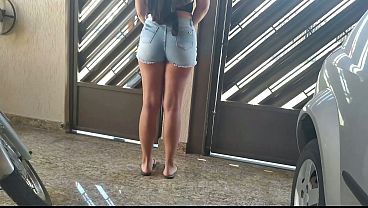 SHOW DE VIZINHA - MINHA NOVA VIZINHA S&Oacute_ USA SHORTS JEANS CURTINHO E PROVOCA TODO MUNDO NA RUA, N&Atilde_O TEM COMO RESISTIR UMA GOSTOSA DESSAS