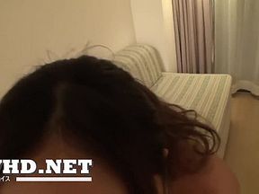 Yui Nishikawa delves into self-exploration in a tranquil solo.