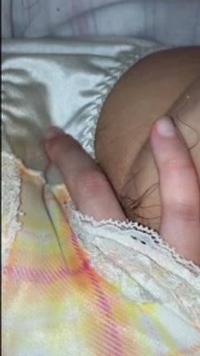 Штани дилетанта промокли від соку любові! Селфі-мастурбація в ліжку занадто реалістична! [домашнє]