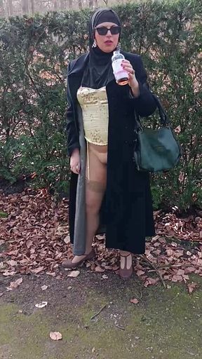 My Muslim Girlfriend Shows Her Pussy Outside in the Park.