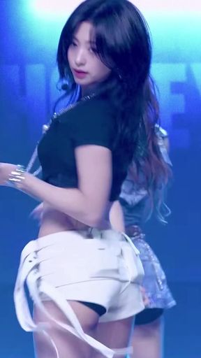 Curvy K-pop fan shows off her belly button