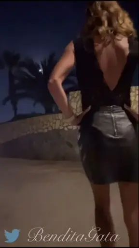 La tercera parte de la noche de la mamada con público y el polvo en la carretera, fué este precalentamiento paseando mientras me desnudo en plena calle, de madrugada, ante los mirones.