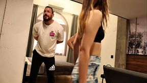 Ense&ntilde_ando a ni&ntilde_a a hacer ejercicio