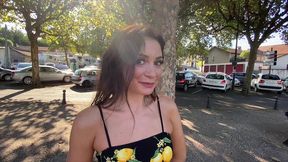 elle passe sous le bureau pour un job de serveuse en club