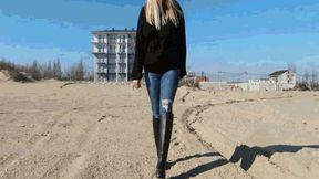 Walk to the sea in rubber boots MP4(1280x720)FHD