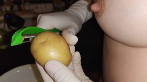 Kartoffeln schälen mit Latex Handschuhen - Peeling potatoes with latex gloves