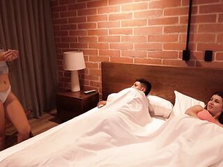 Hijastra de culo caliente que le gusta compartir su cama