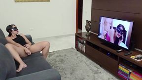 marido flagra esposa assistindo porno, aproveitou que ela tava cheia de tesao e fodeu a buceta dela