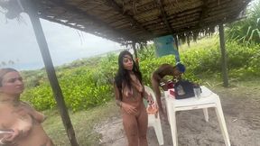 amigos fazem trilha pelados e fodem no lago.