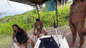 amigos fazem trilha pelados e fodem no lago.