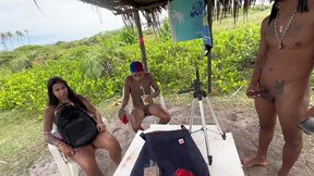 amigos fazem trilha pelados e fodem no lago.