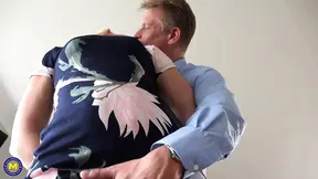 Sizzling Stepmom Tempts White Daddy With Her Booty For Steamy Night