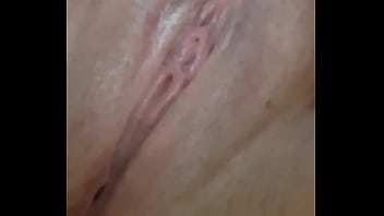 Tuga enfia os dedos na cona