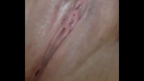 Tuga enfia os dedos na cona