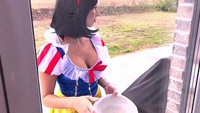 Snow White Cosplay Queen Gets Creamed by Hanna Secret