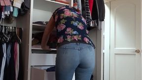 My wife'_s stepsister asks me to cum on her ass, she loves cum all over her body