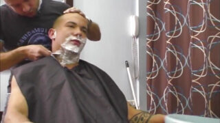 Ragazzi britannici arrapati e non circoncisi si masturbano, scopano culi senza preservativo e sparano eiaculazioni a raffica