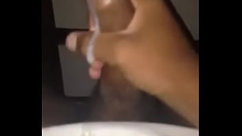 Novinho goza pensando na morena