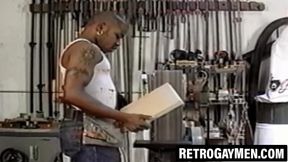 Bottom dude gets store railed by a thick vintage top