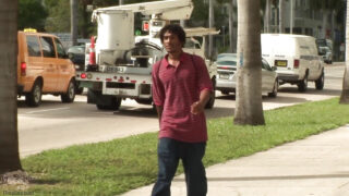 Fiatal meleg srác simogatja a farkát, és egy hatalmas BBC arcra élvezik