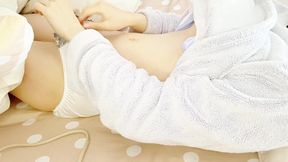 リアルに寝起きのパジャマ姿で指オナ♡じっくりクリと中いじって、イくとこ覗き見♡♡