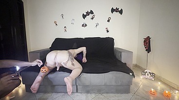 NOITE DIA DAS BRUXAS GRAVEI GOSTOSO NO PELO NA MINHA SALA COM A BRUXINHA LOIRA
