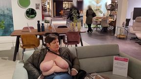 exhib dans un magasin de meubles