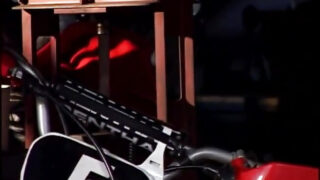 Үштік қос ену: Дана Весполидің тар бөкселері мен кішкентай кеуделерін латексті өкшелі аяқ киім киген Эндрю Андретти мен Стивен Френч ұрады